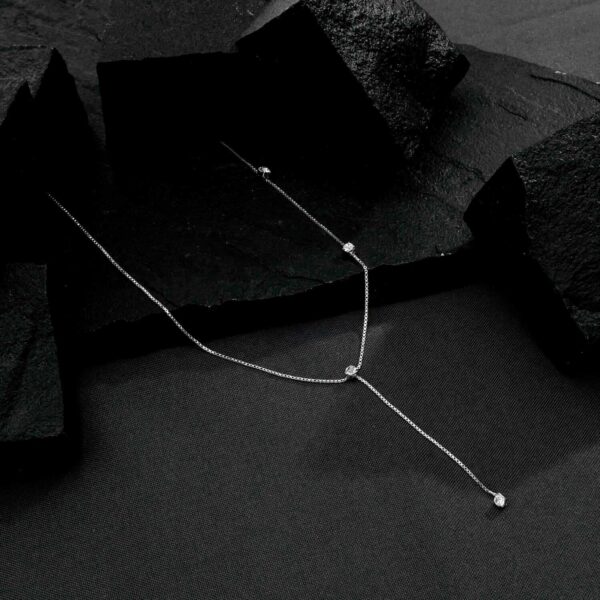 Colar Prateado Gravatinha com Pontos de Luz - Imagem 3